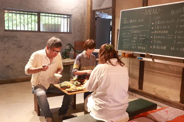 古民家で食卓を囲み、語らう人たち